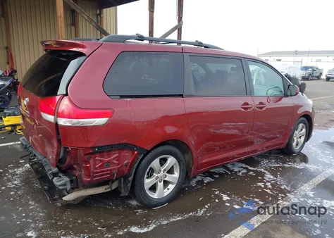 2014 Toyota Sienna Le V6 8 Passenger z USA, uszkodzony, nr VIN 5TDKK3DC7ES429813